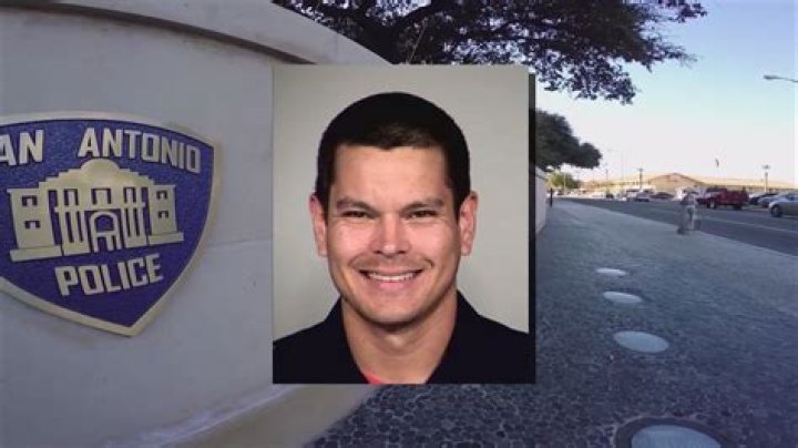 A Texas police officer who once gave a homeless man a feces sandwich has been fired again after outp |