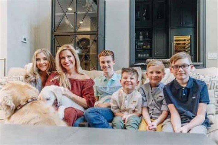 Ashley Kirklen Bio, Age, Husband, Family, WLWT, Salary, and Net Worth