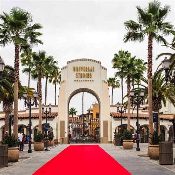 Can you bring bags on rides at Universal Studios Hollywood? ·