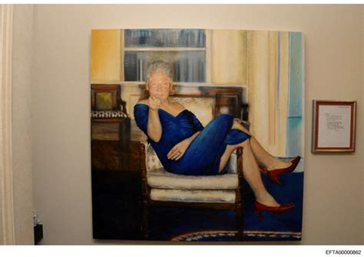 Epstein had painting of Bill Clinton in dress in townhouse ·