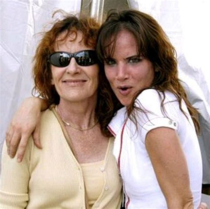 Glenis Duggan Batley: Facts About Juliette Lewis Mother