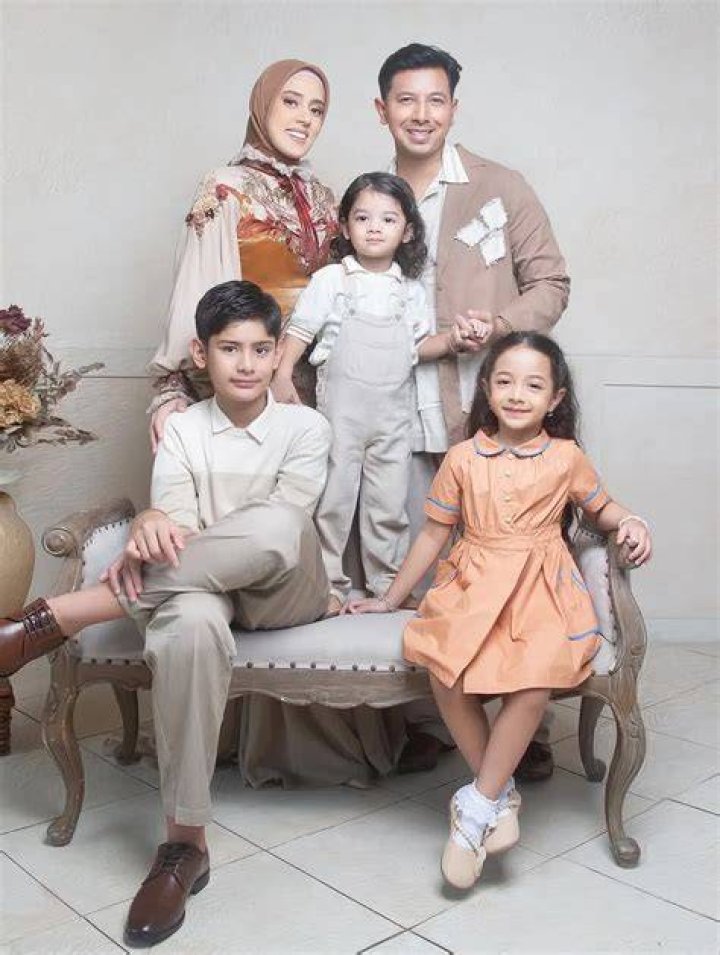Siapa Sonny Dan Renu Bhatia Orang Tua Akshay Bhatia
